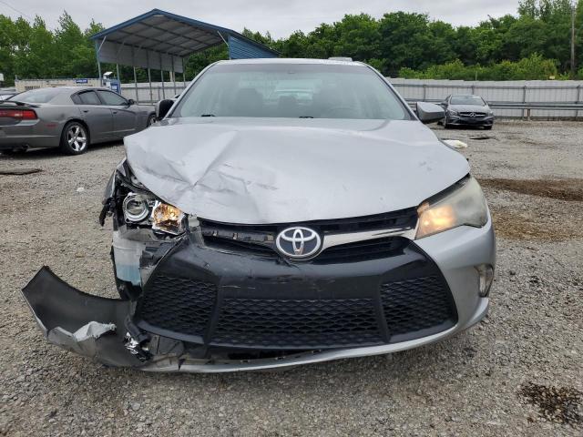 Sedans TOYOTA CAMRY 2016 Srebrny