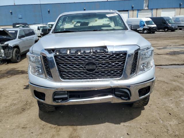  NISSAN TITAN 2017 Сріблястий