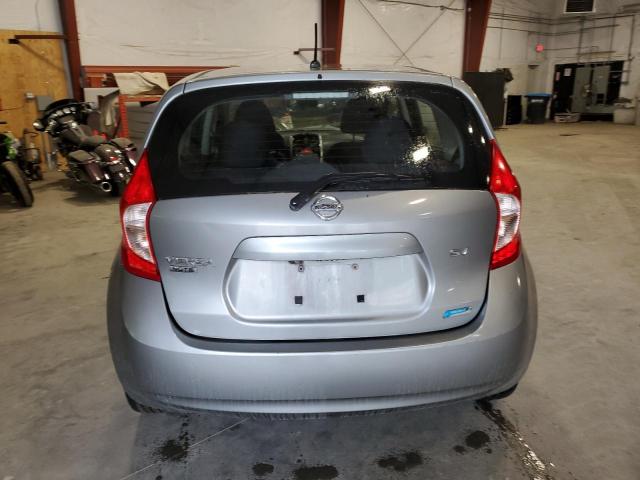 Hatchbacks NISSAN VERSA 2015 Srebrny