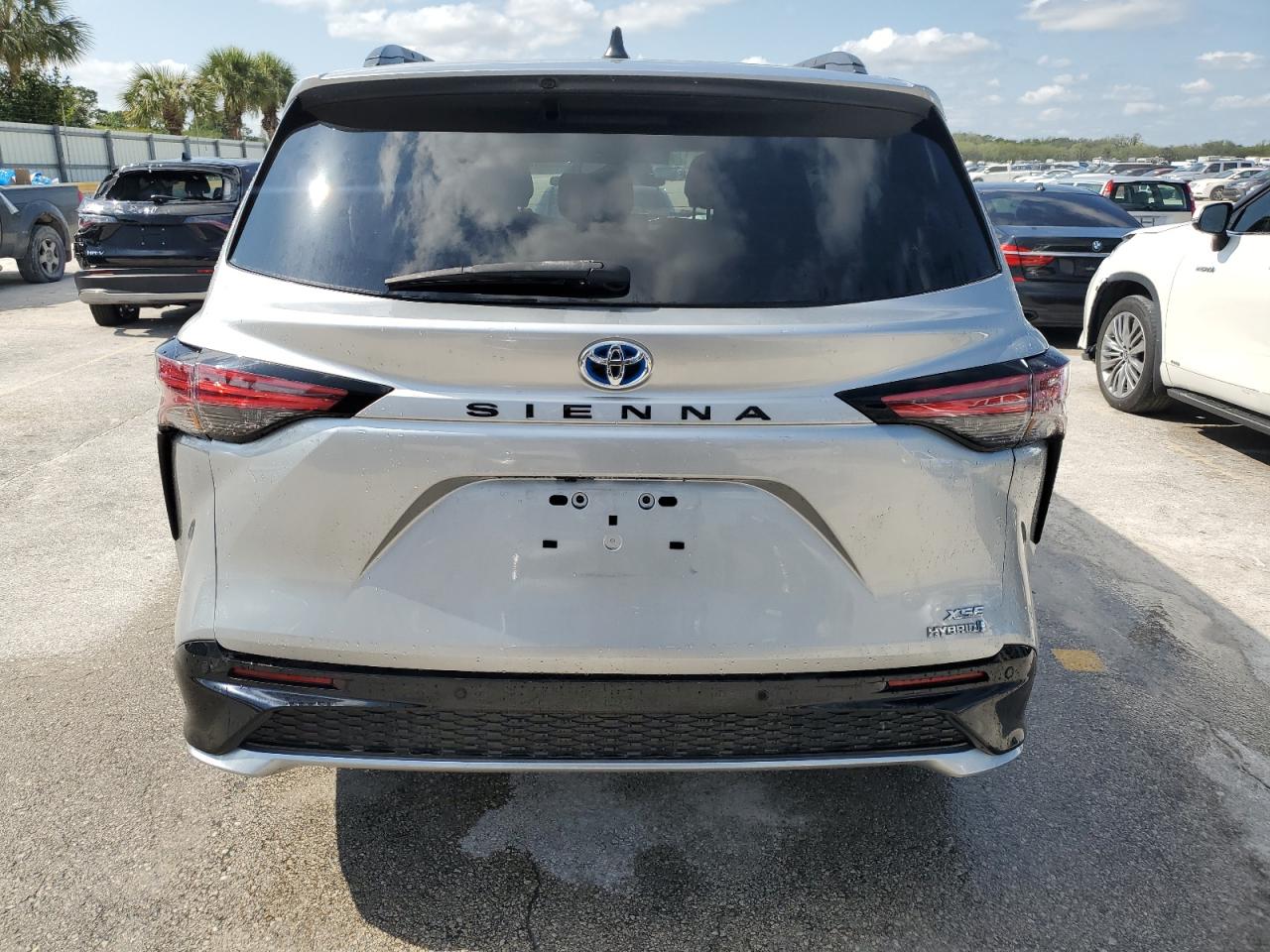 2022 Toyota Sienna - Image 6