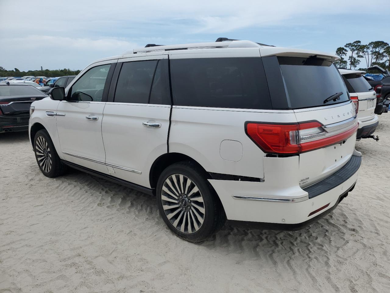 2018 Lincoln Navigator - Image 2