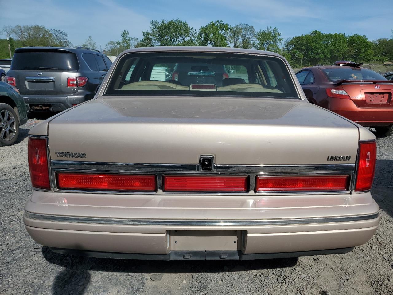 1997 Lincoln Town Car Executive VIN: 1LNLM81W7VY737737 Lot: 56588955