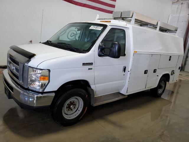 2014 Ford Econoline E350 Super Duty Cutaway Van