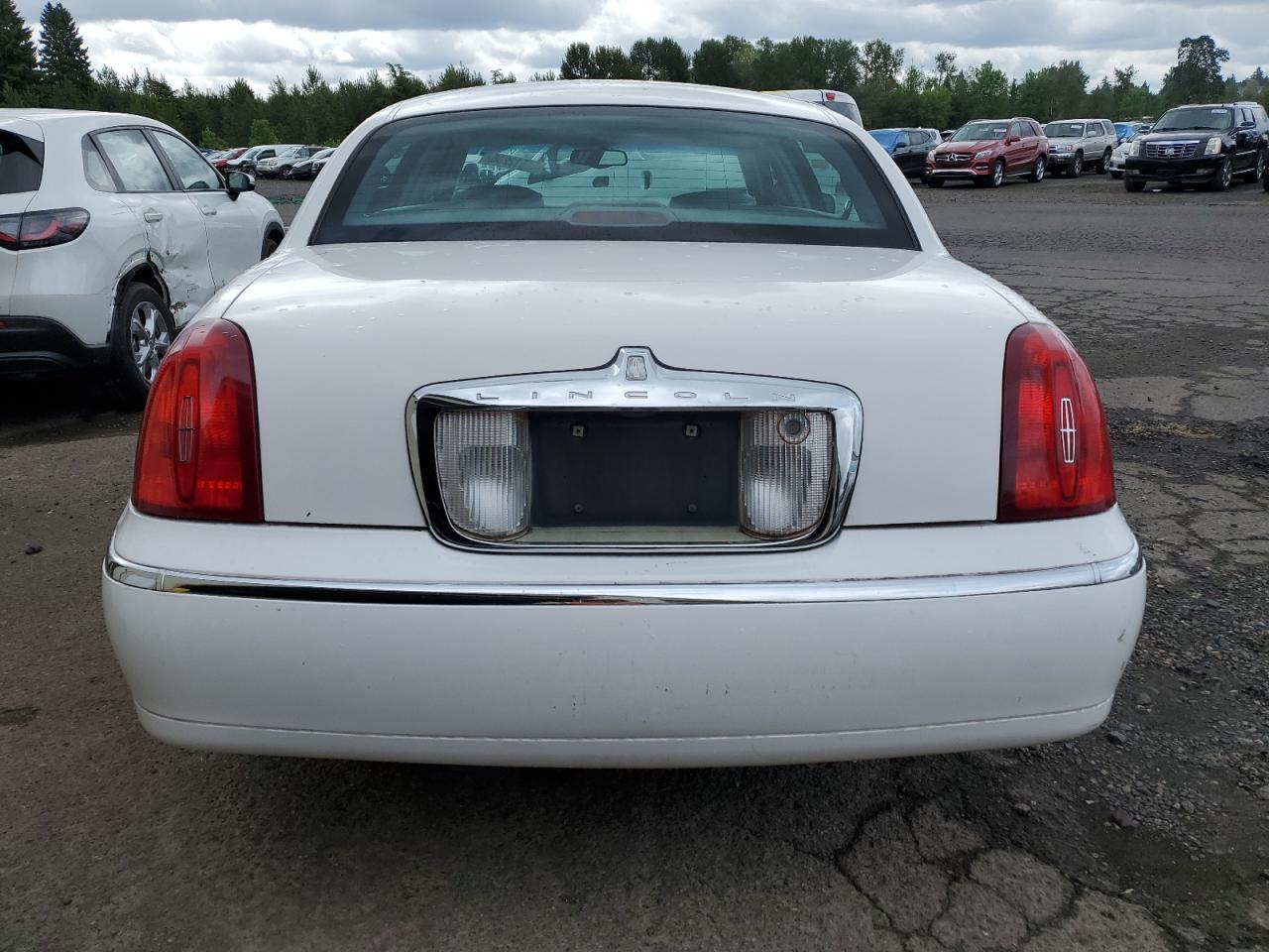 2001 Lincoln Town Car Executive VIN: 1LNHM81W81Y718015 Lot: 56512255