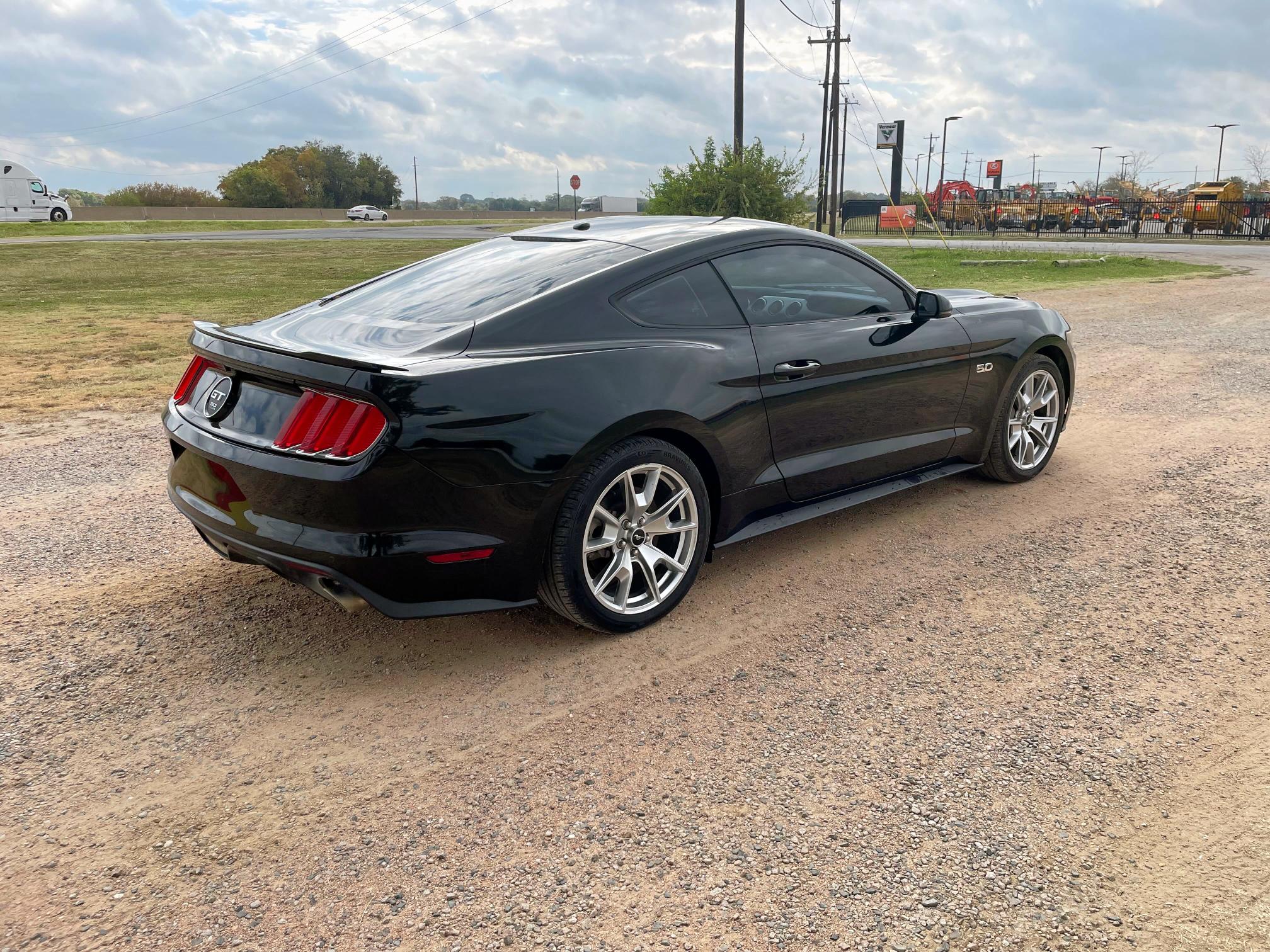 Coupet FORD MUSTANG 2015 Czarny
