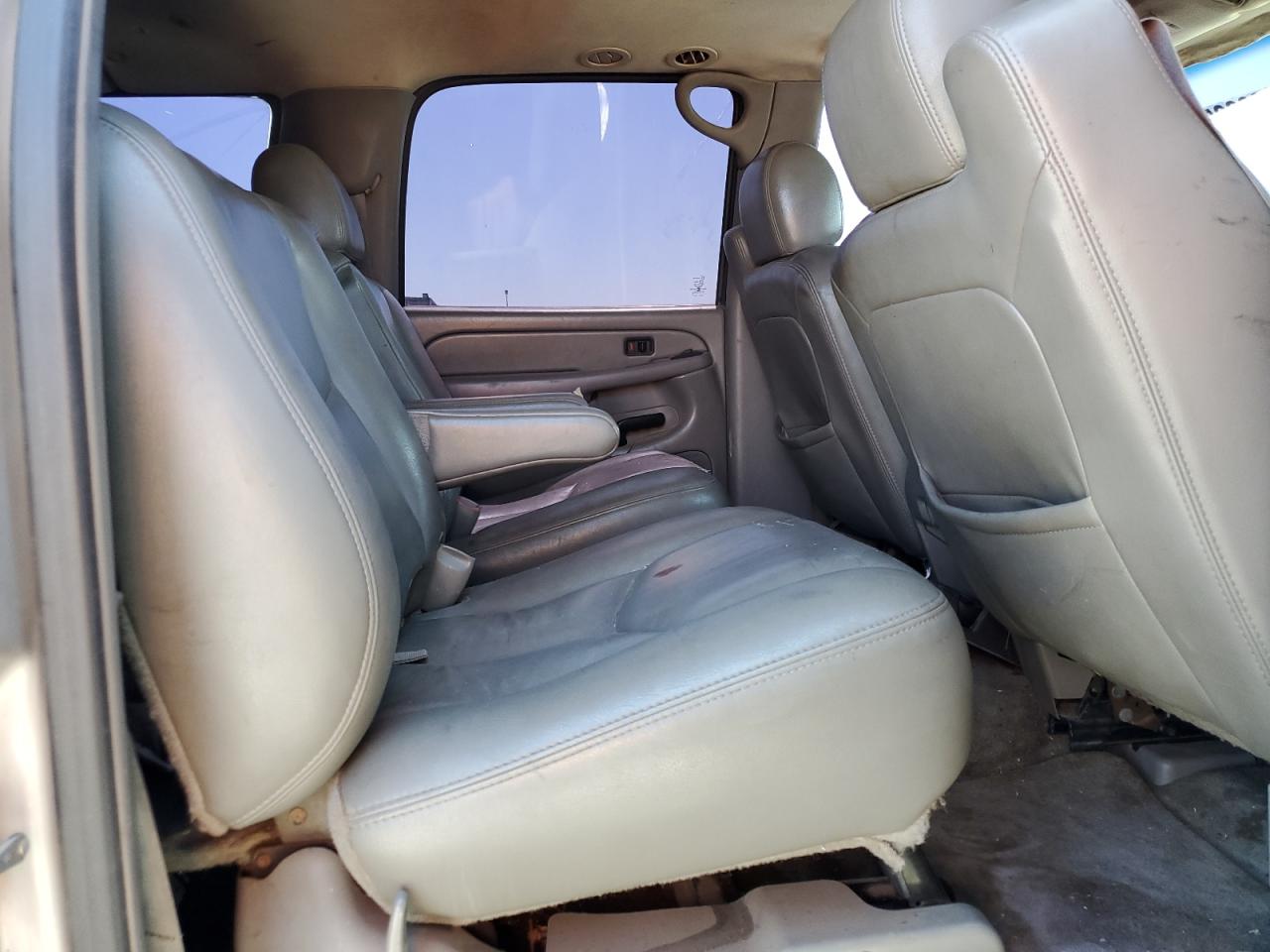 2005 Chevrolet Suburban C2500 VIN: 1GNGC26UX5R163664 Lot: 56362025