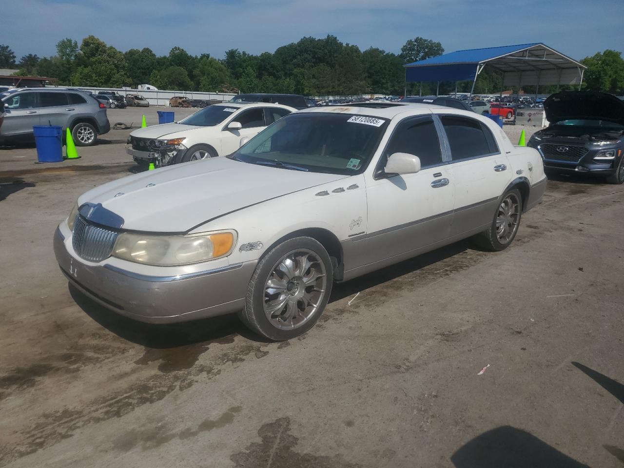 2000 Lincoln Town Car Signature for Sale in Florence, MS - Front End