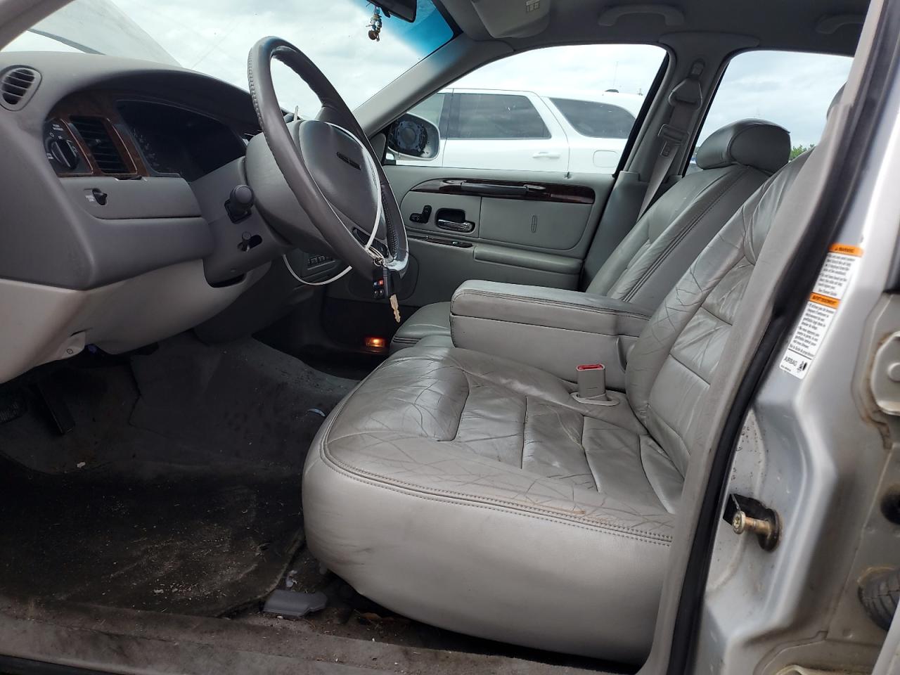 1999 Lincoln Town Car Executive VIN: 1LNHM81W2XY652408 Lot: 57239145