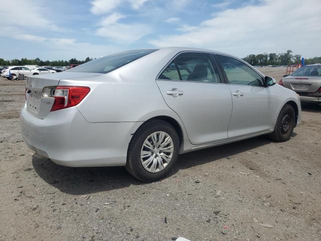 Sedans TOYOTA CAMRY 2014 Srebrny