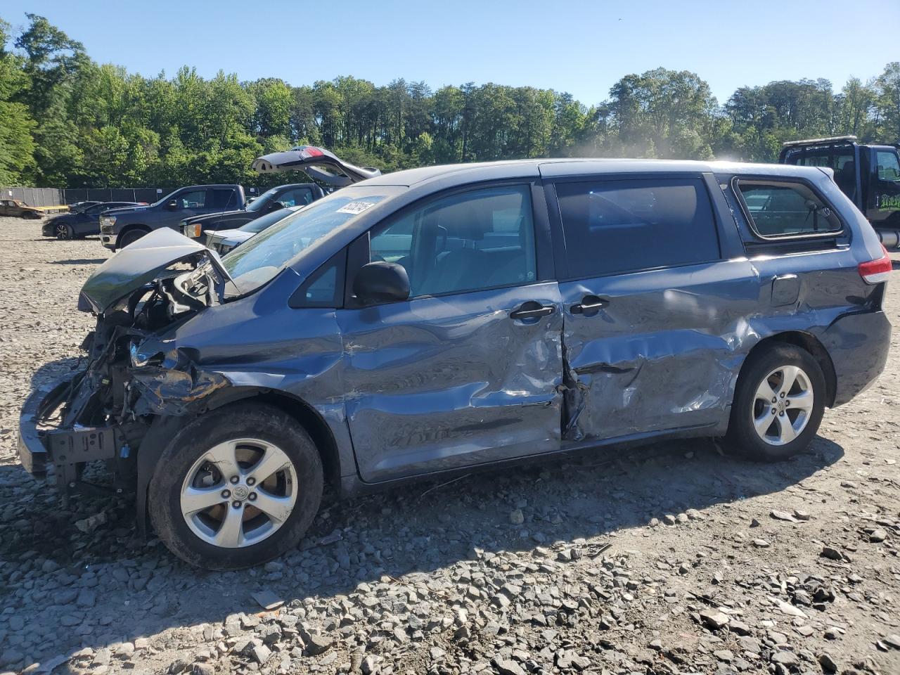 2013 Toyota Sienna იყიდება Waldorf-ში, MD - Front End