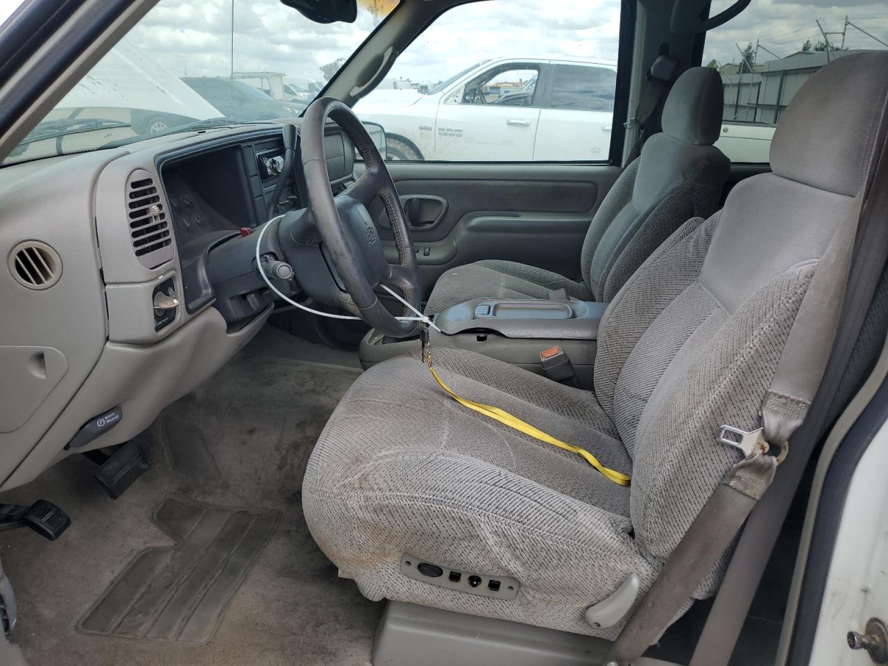 1999 Chevrolet Suburban C1500 VIN: 1GNEC16R8XJ392181 Lot: 56622675