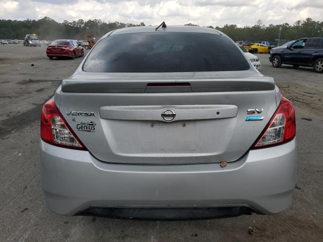 NISSAN VERSA 2016 Srebrny