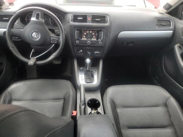 Sedans VOLKSWAGEN JETTA 2012 Czerwony