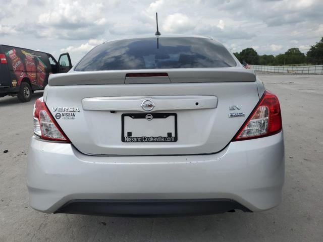  NISSAN VERSA 2017 Srebrny