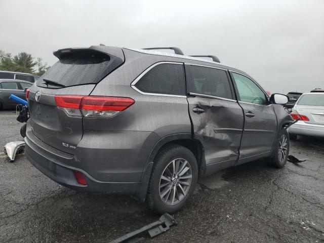  TOYOTA HIGHLANDER 2017 Srebrny