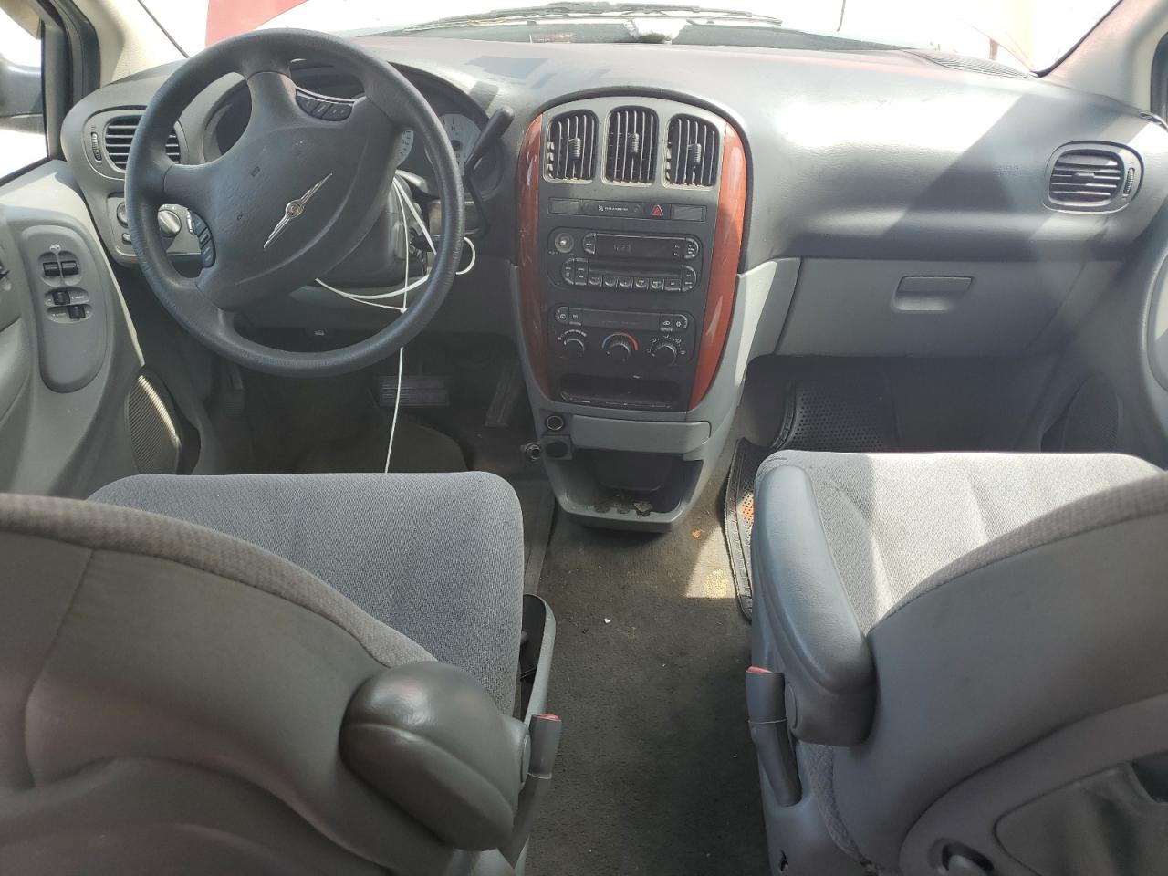 2006 Chrysler Town & Country - Image 8