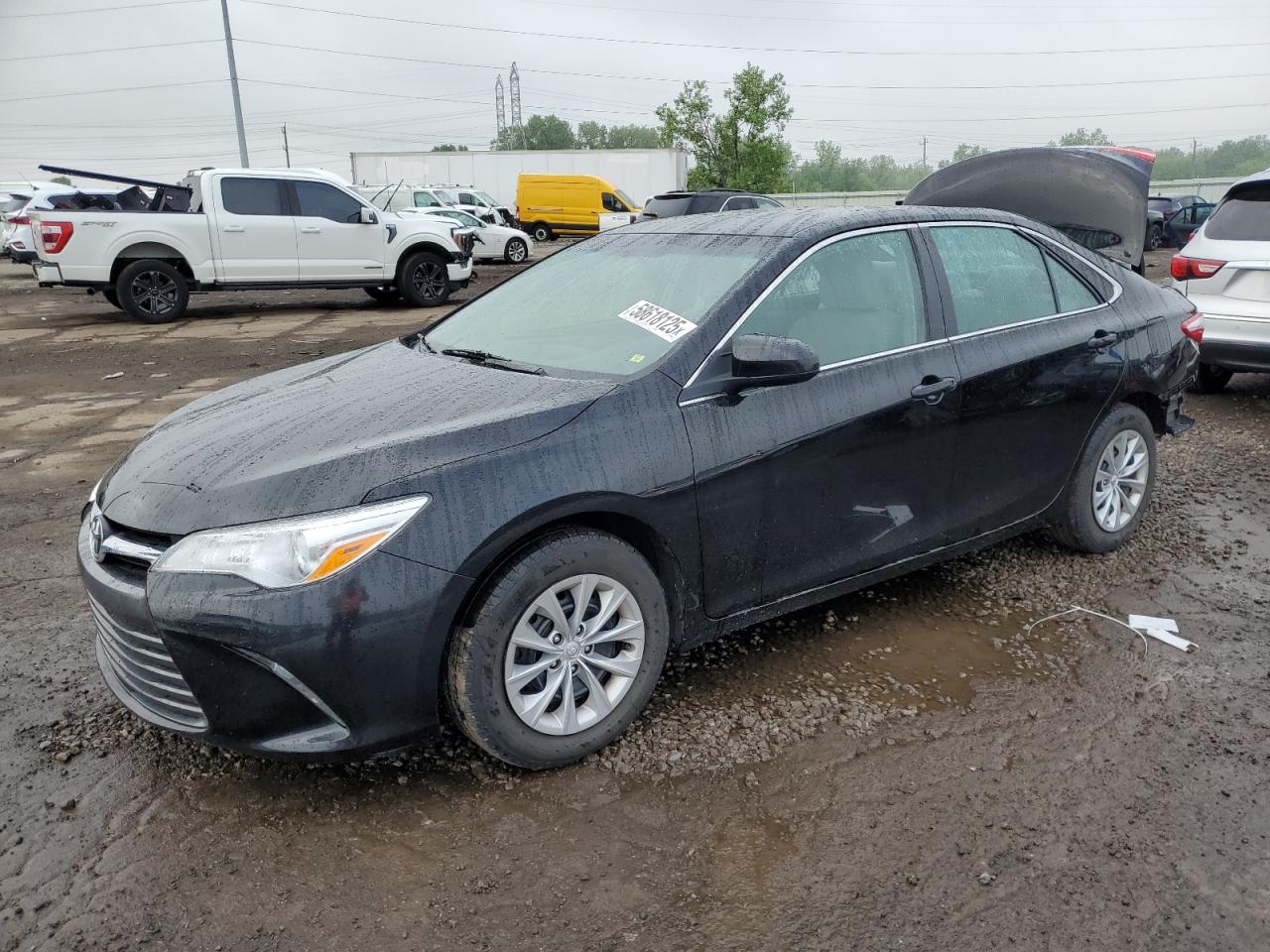 2015 Toyota Camry Le продається в Woodhaven, MI - Rear End