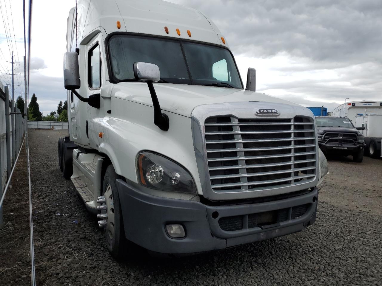 2012 Freightliner Cascadia Semi Truck للبيع في Eugene، OR - Front End