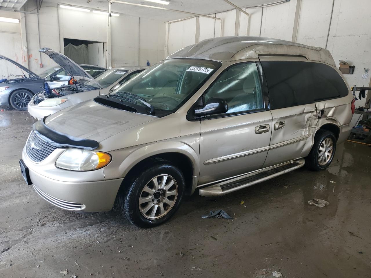 2002 Chrysler Town & Country Lx for Sale in Madisonville, TN - Side