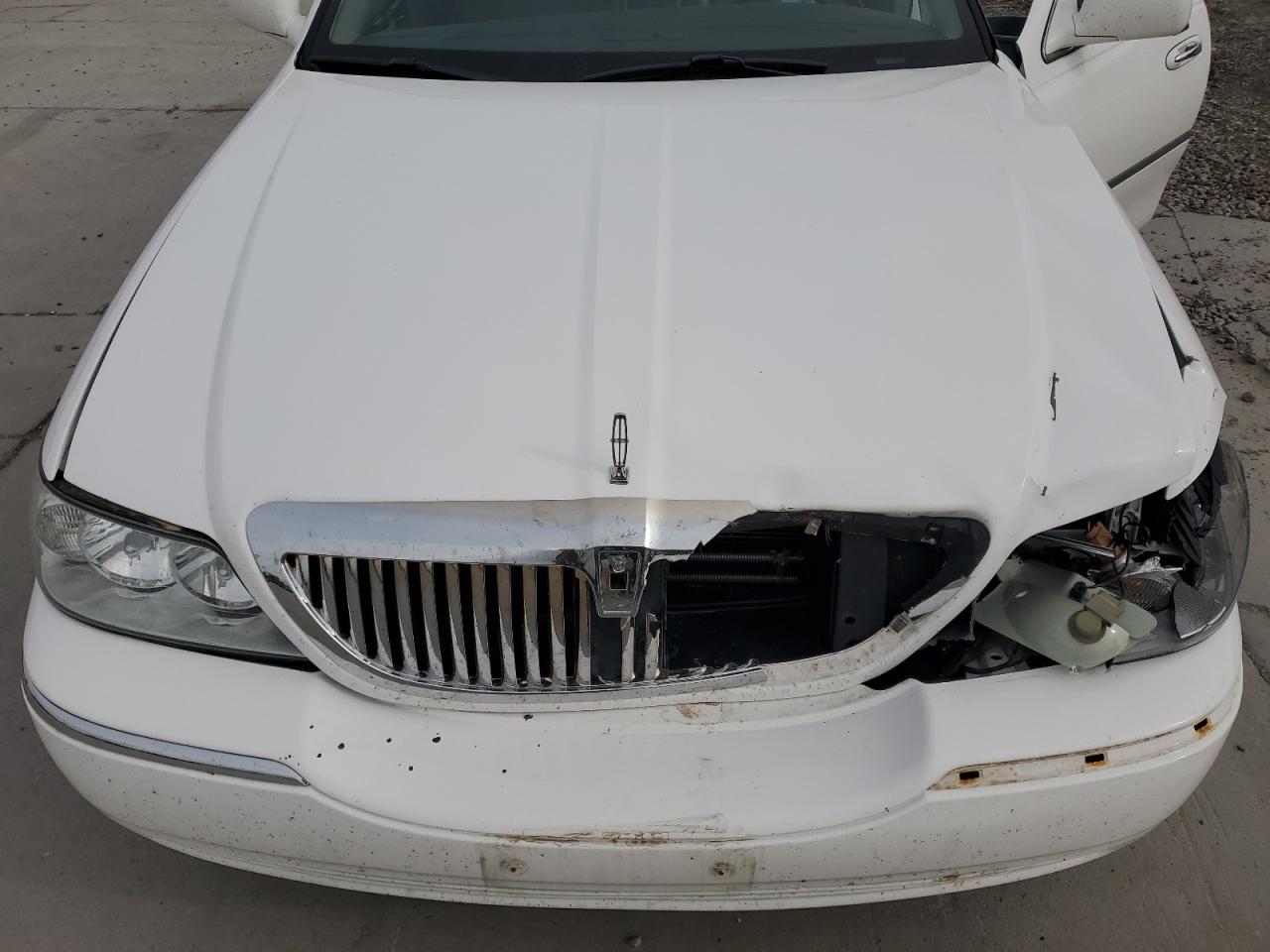 2011 Lincoln Town Car Signature Limited VIN: 2LNBL8CV8BX761395 Lot: 57478985