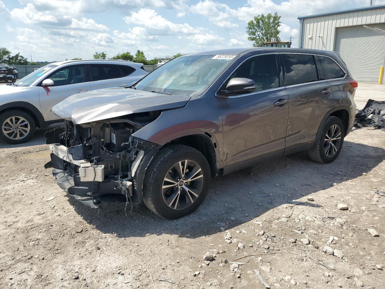 2017 Toyota Highlander Le for Sale in Kansas City, KS - Front End