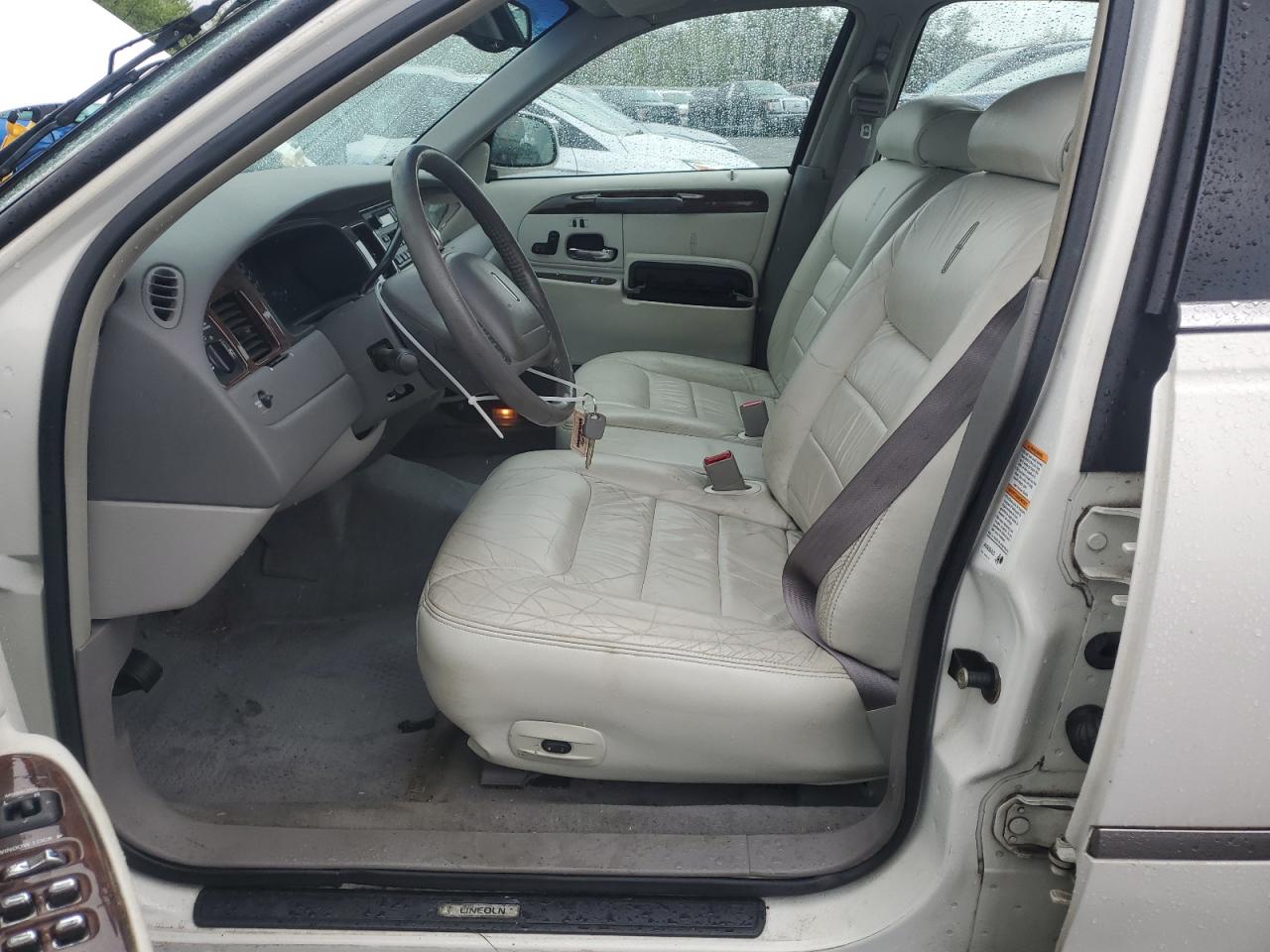 2000 Lincoln Town Car Signature VIN: 1LNHM82W5YY938933 Lot: 57205635