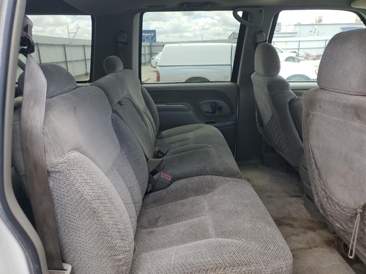 1999 Chevrolet Suburban C1500 VIN: 1GNEC16R8XJ392181 Lot: 56622675