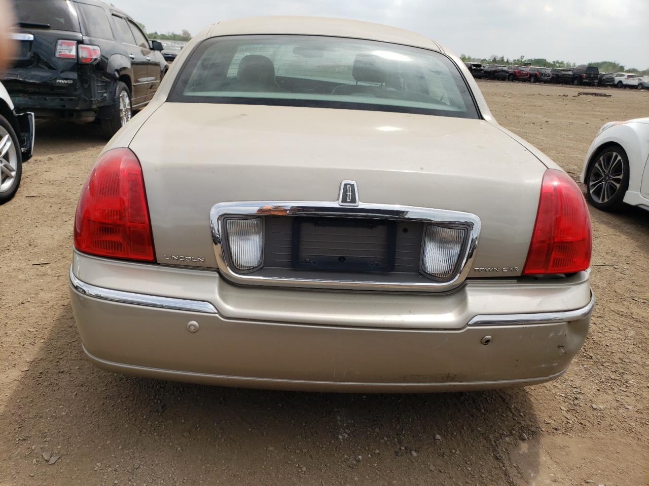 2005 Lincoln Town Car Signature VIN: 1LNHM81W25Y666645 Lot: 56103945