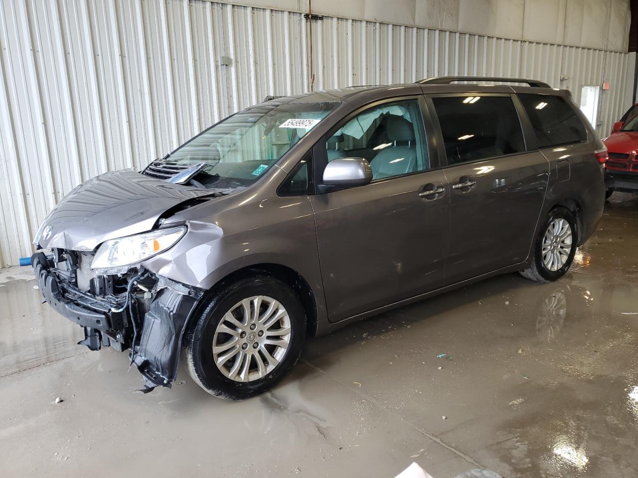 2016 Toyota Sienna Xle იყიდება Franklin-ში, WI - Front End