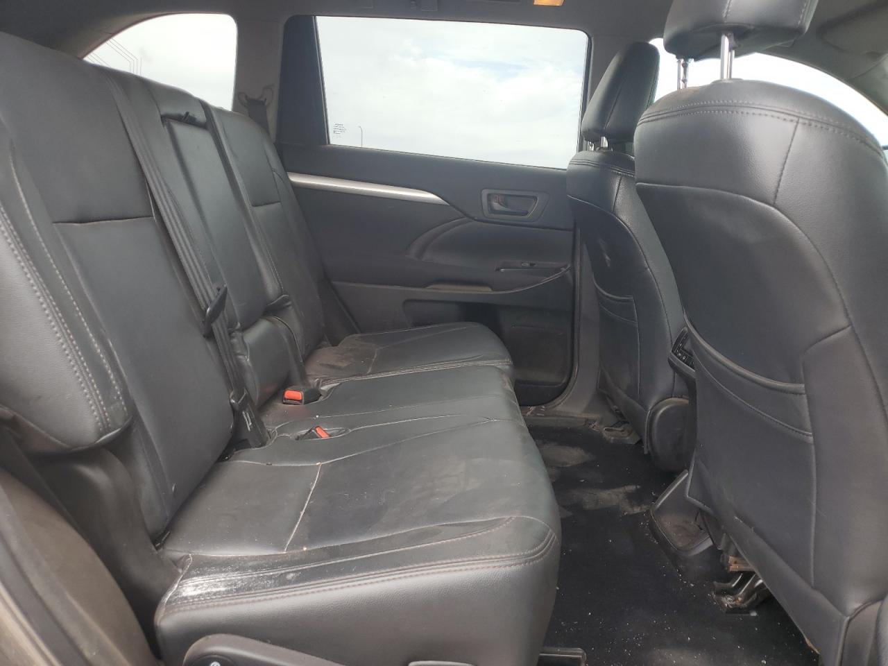 2018 Toyota Highlander Le VIN: 5TDBZRFHXJS812985 Lot: 58732535