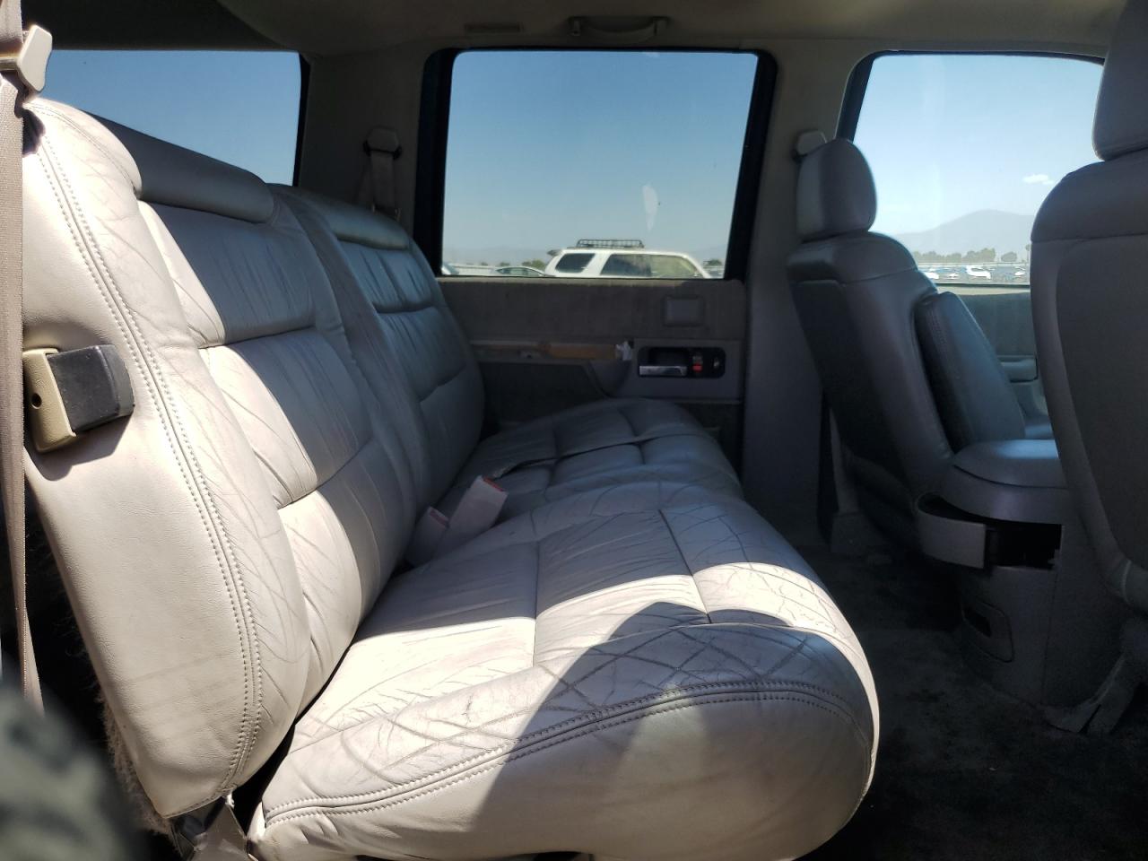 1994 Chevrolet Suburban C1500 VIN: 1GNEC16K9RJ420947 Lot: 55698235