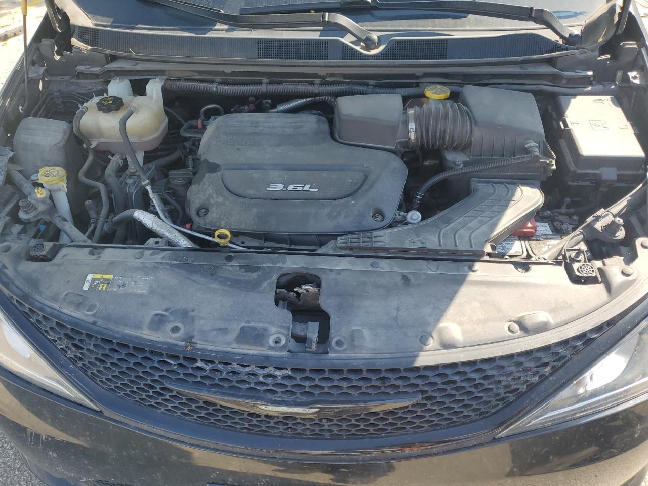 2018 Chrysler Pacifica Touring L VIN: 2C4RC1BG7JR165436 Lot: 56819445