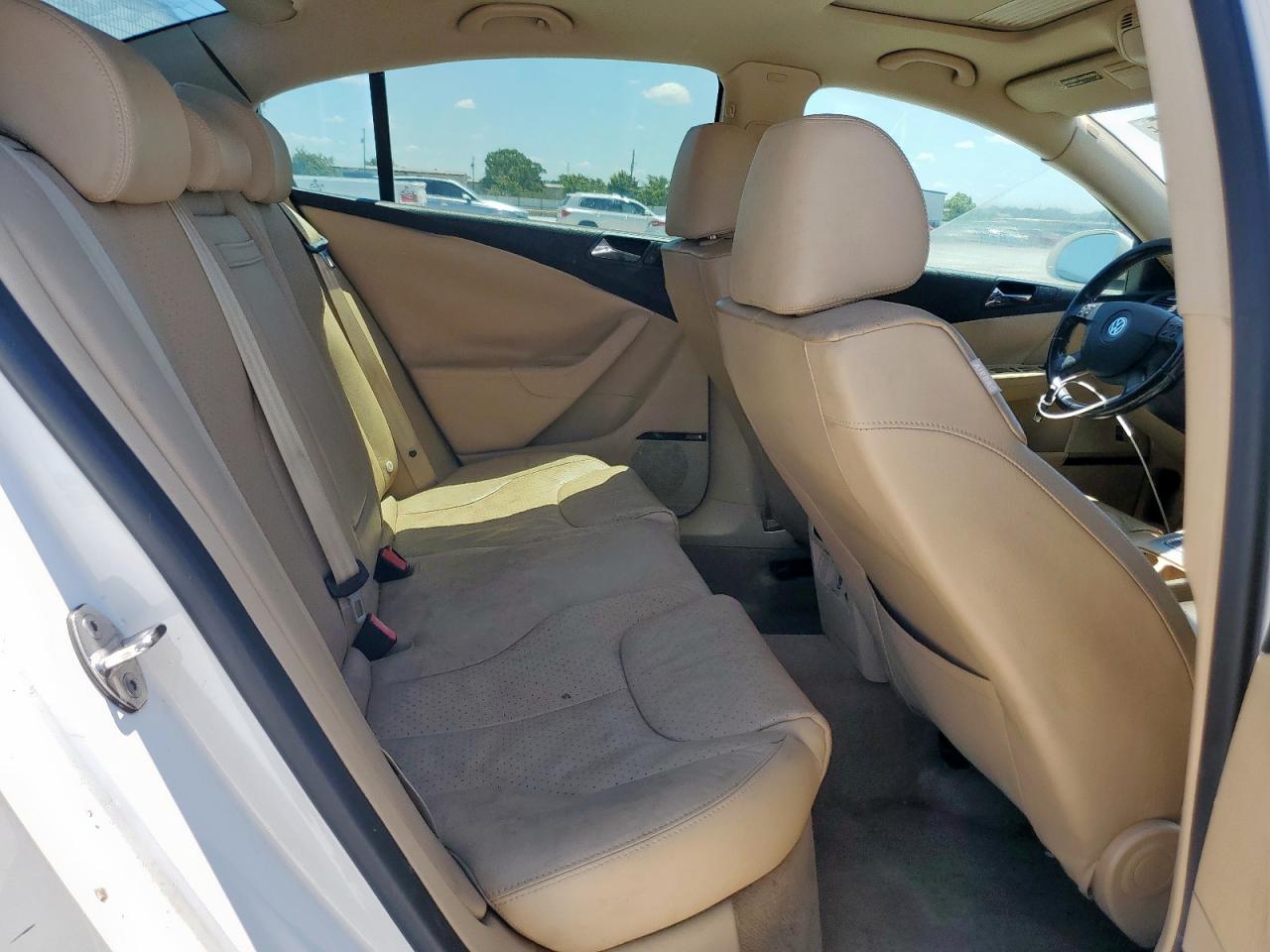 2007 Volkswagen Passat 2.0T Luxury Leather VIN: WVWEK73CX7P110960 Lot: 56097745