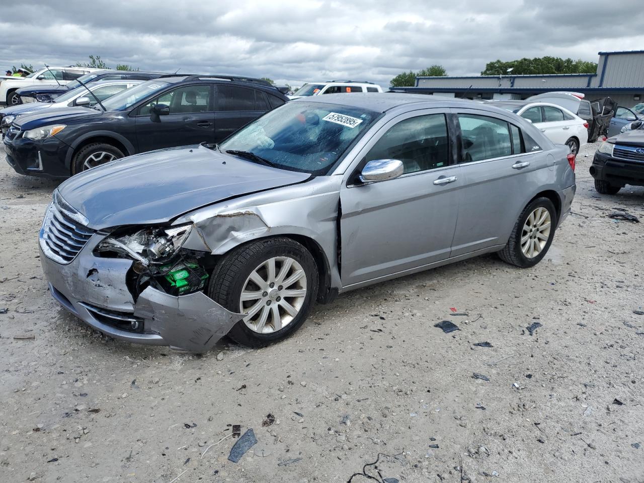 2013 Chrysler 200 Limited за продажба в Wayland, MI - Front End