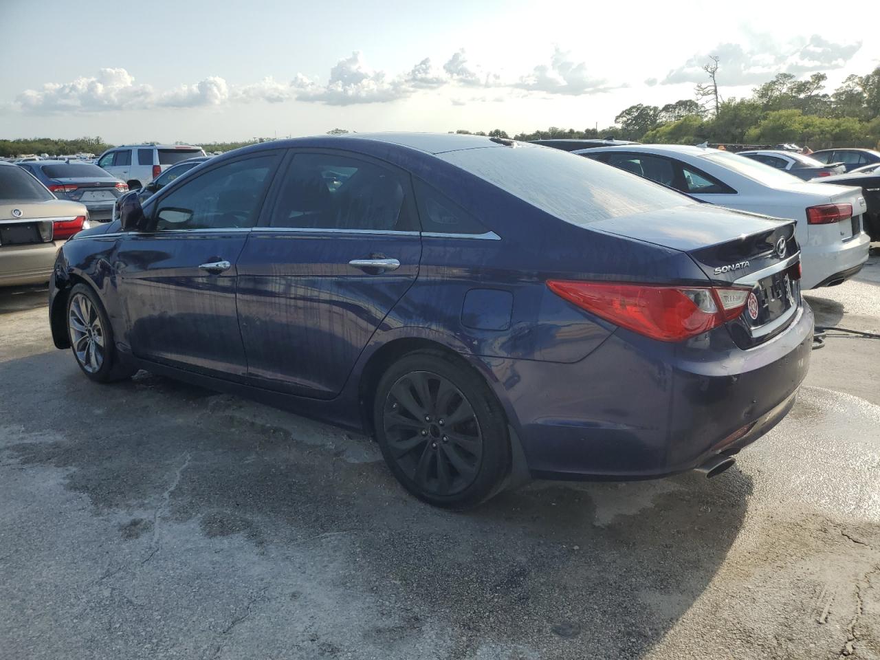 2011 Hyundai Sonata - Image 2