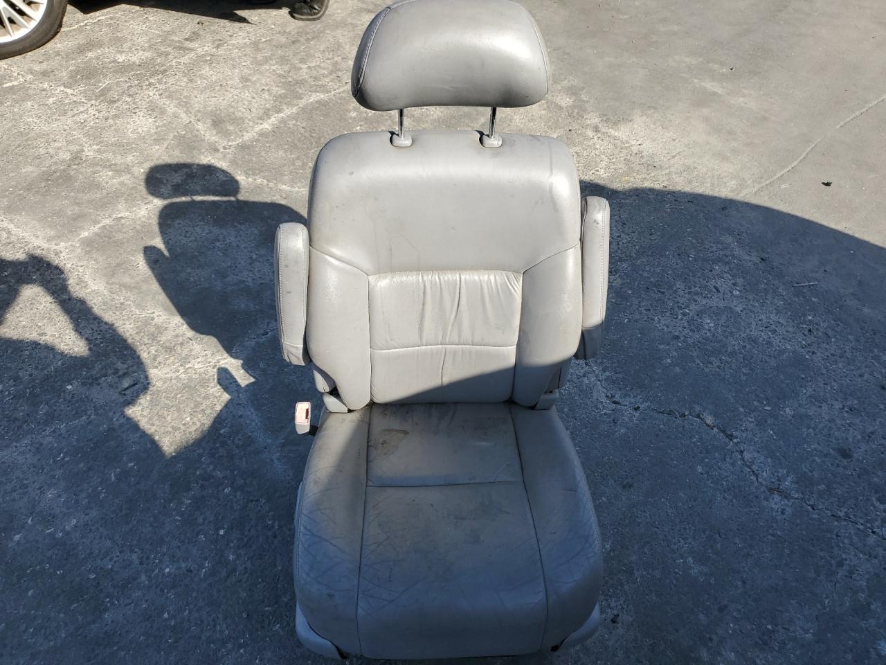 2000 Toyota Sienna Le VIN: 4T3ZF13C4YU227135 Lot: 56706855
