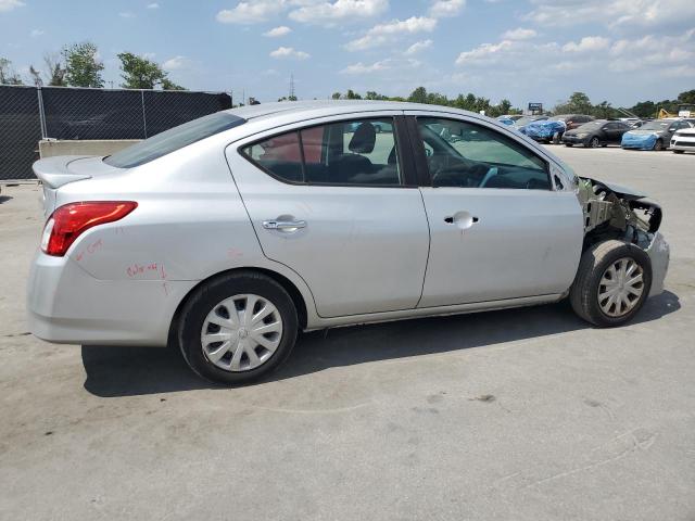  NISSAN VERSA 2018 Srebrny