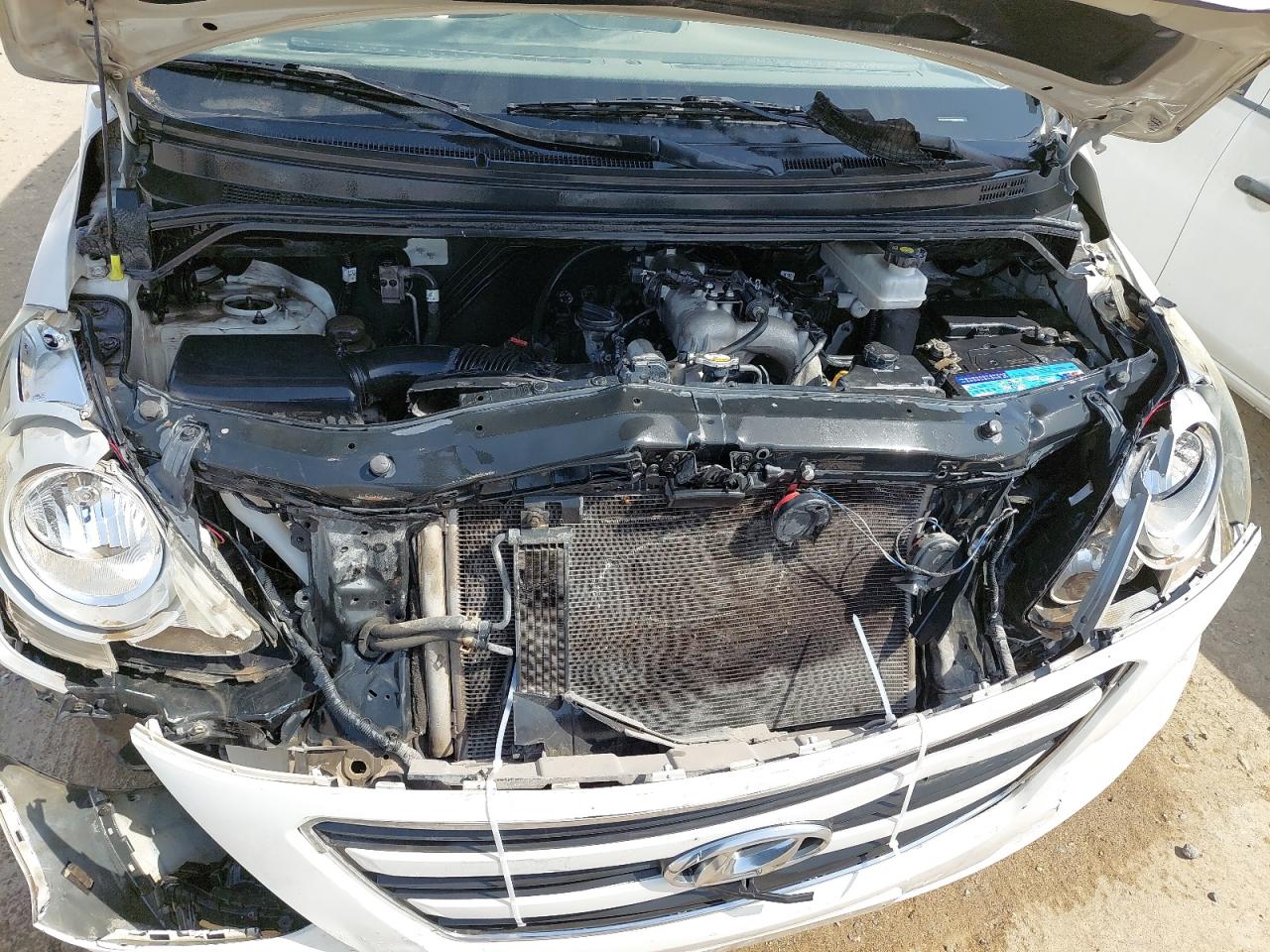 KMJWA37R0HU891015 - 2017 Hyundai H1 - #undefined