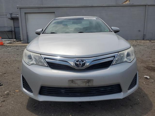 Sedans TOYOTA CAMRY 2014 Srebrny