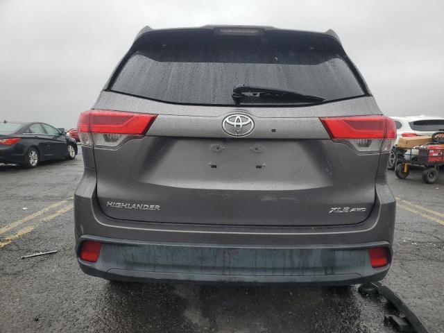  TOYOTA HIGHLANDER 2017 Srebrny