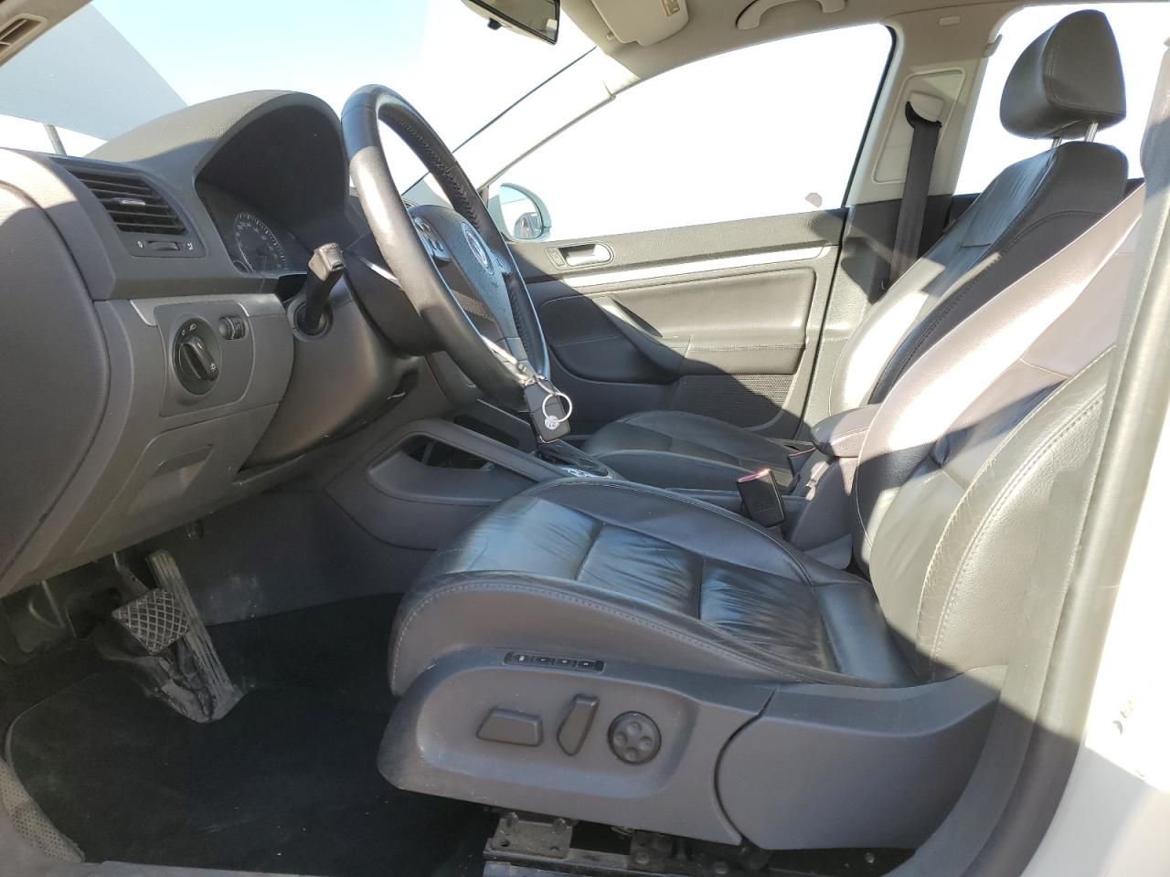 2007 Volkswagen Jetta 2.0T Premium VIN: 3VWNJ81K47M109633 Lot: 56069115