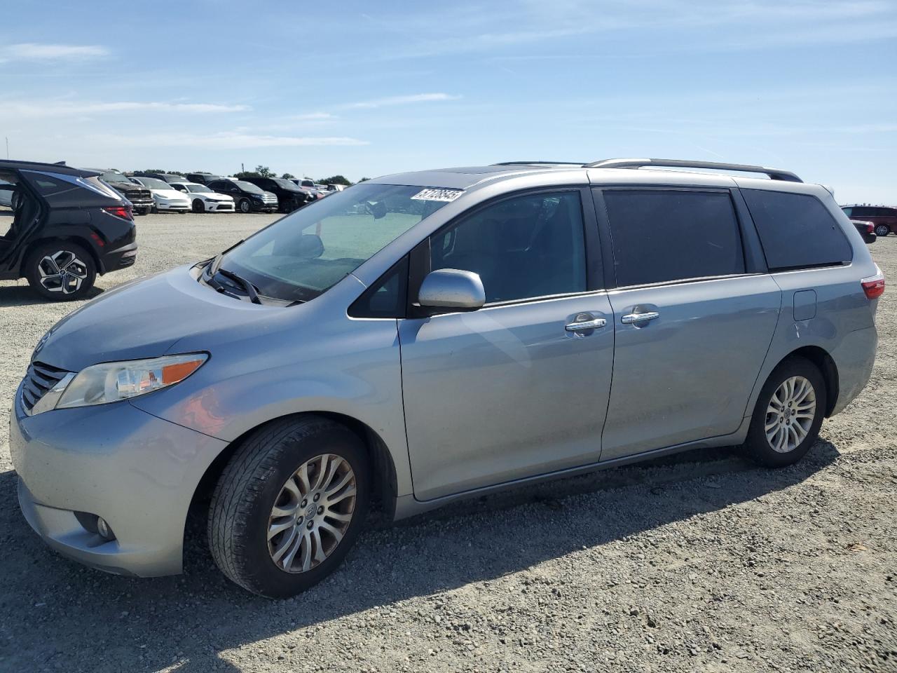 2017 Toyota Sienna Xle for Sale in Antelope, CA - Front End