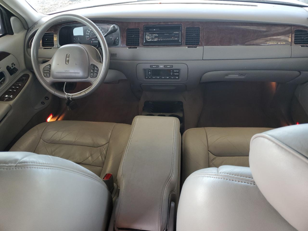 2000 Lincoln Town Car Signature VIN: 1LNHM82W3YY914145 Lot: 56040705