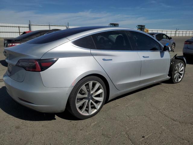  TESLA MODEL 3 2018 Серебристый