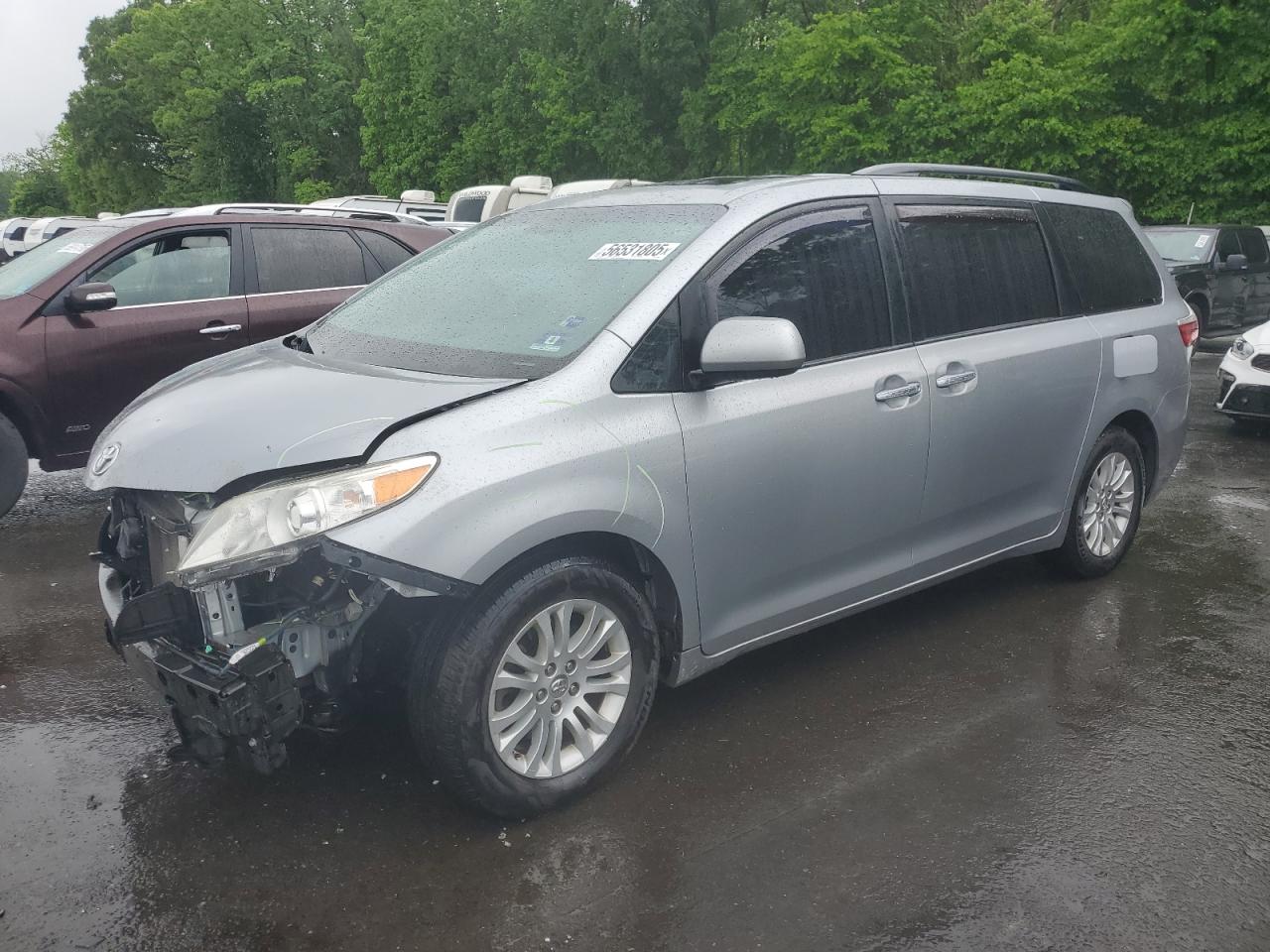 2017 Toyota Sienna Xle for Sale in Glassboro, NJ - Front End