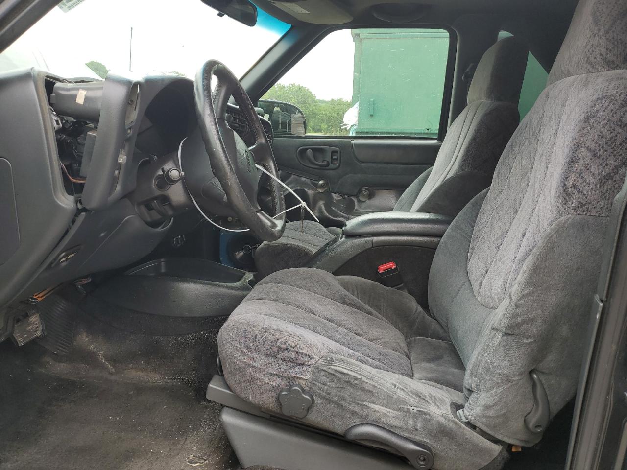 2000 GMC Jimmy VIN: 1GKCS18W2YK221142 Lot: 55846075