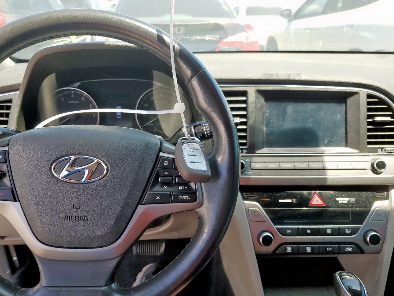 2018 Hyundai Elantra - Image 8