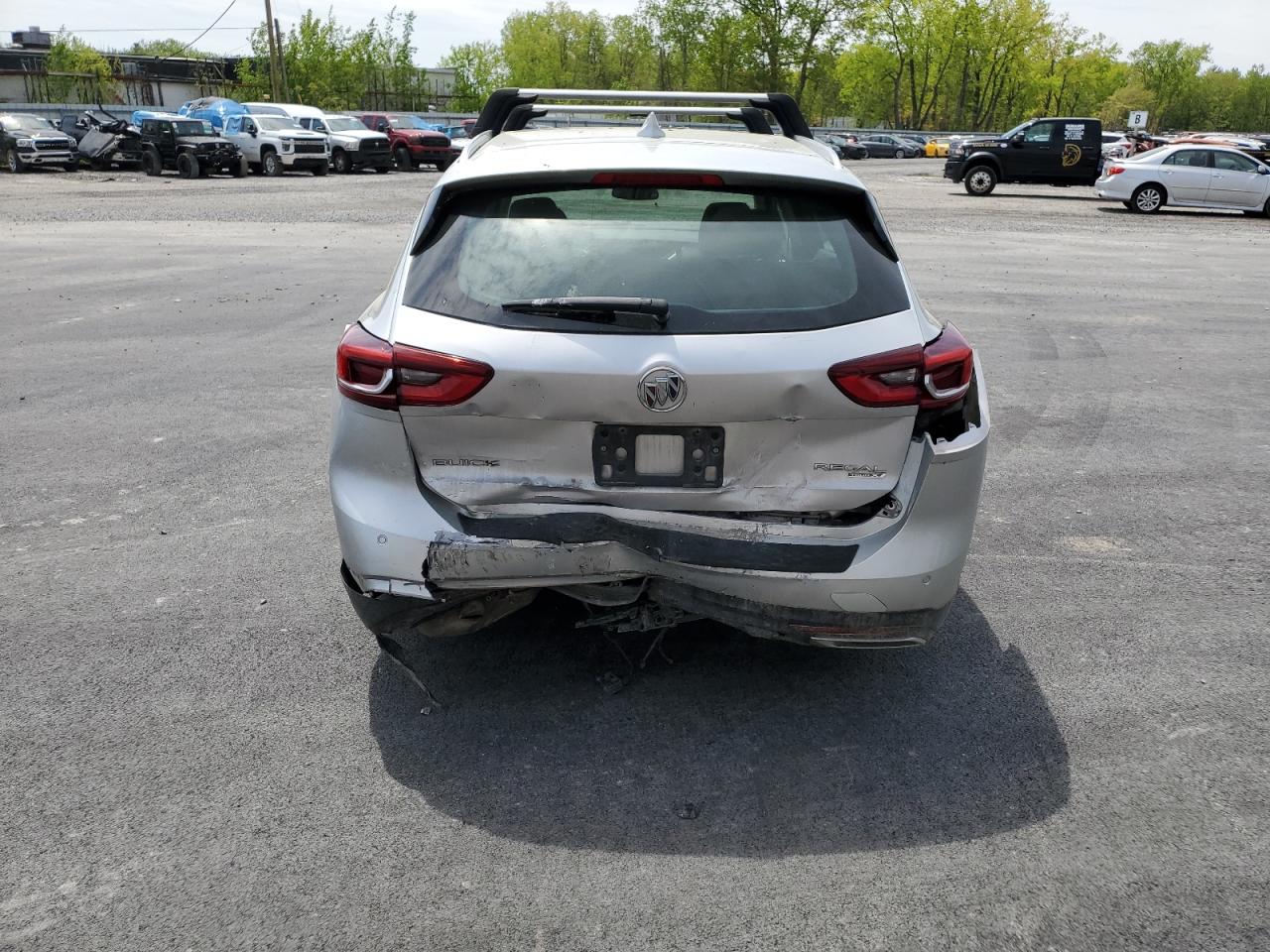 2018 Buick Regal Tourx Essence VIN: W04GV8SX4J1073743 Lot: 56561755