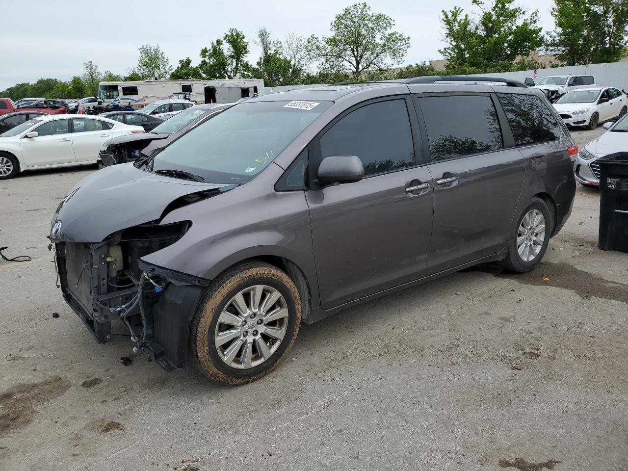 2011 Toyota Sienna Xle للبيع في Bridgeton، MO - Front End