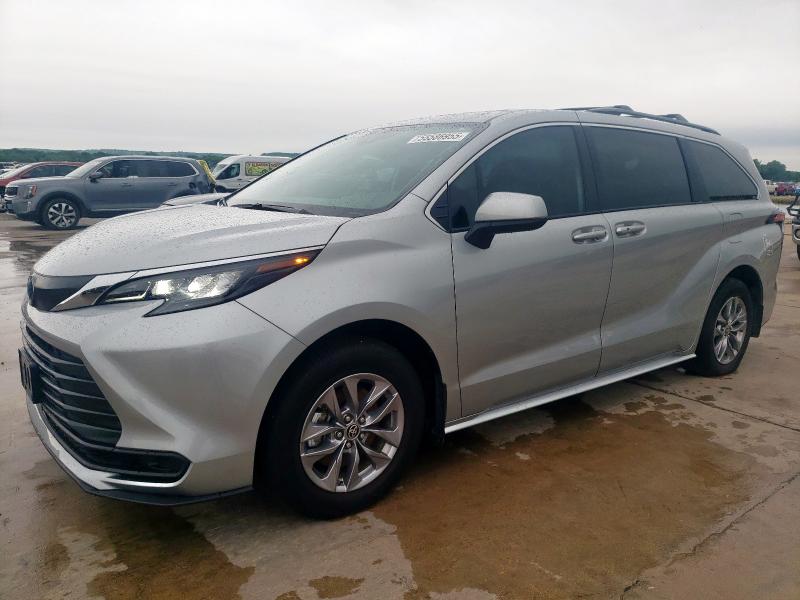 TOYOTA SIENNA LE 2025